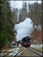 Unter Volldampf hat die 41 1144-9 (IGE  Werrabahn Eisenach ) mit dem  Rodelblitz  am 04.02.2023 soeben den Tunnel beim Bahnhof Benshausen verlassen, um nun mit geschlossenem Regler in den