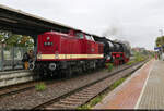 Historisches Eisenbahnwochenende Benndorf–Staßfurt

Nach der Rückkehr des ersten Pendelzug-Umlaufs im Bahnhof Staßfurt schleppt 202 364-6 (112 364-5 | 110 364-7 | DR V 100.1) die kaputte Zuglok 41 1231-4 (041 231-2) in den Lokschuppen.
Die Verspätung der Pendelfahrten zwischen beiden Veranstaltungsorten summierte sich dadurch immer weiter. Eigentlich sollte es um 11:01 Uhr wieder nach Klostermansfeld losgehen. Daraus wurde nichts, sodass eine Fahrt ausfiel. Das Lok- und Zugpersonal setzte aber alles daran, den Ablauf zu stabilisieren und die Dampflok wieder zum Laufen zu bringen.

🧰 Eisenbahnfreunde Traditionsbahnbetriebswerk Staßfurt e.V. (EFSFT)
🕓 1.10.2022 | 11:35 Uhr