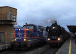 41 1144-9, der  Lausitzer Dampffreunde   in Zagan mit dem Sonderzug nach Cottbus am Bahnsteig 3  wird vom IC  2700 Hettmann 17:57 Uhr   ab Zagan  überholt.