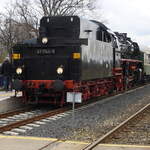 Tender voraus wartet 41 1144-9 in Bieniów (deutsch Benau, niedersorbisch Bjenow)   Zugkreuzung mit einem TW der KD aus Zary.