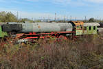 Von der Lok gibt es ein Bild von 2019, in der Zwischenzeit hat sie noch mehr gelitten. Es ist die 1939 gebaute Dampflokomotive 41 073 am Abstellgleis hinter des Museums in Heilbronn. 5.11.24.