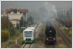 Bevor es am 12.10.2007 fr 41 1144 mit ihrem Gterzug weiter nach Eisenach ging, musste sie zwei Regionalzge abwarten. VT 123 als 82919 von Eisfeld nach Eisenach bei der Ausfahrt aus Walldorf.