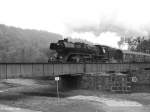 41 1144-9 der IG Werratalbahn aus Eisenach befhrt am 07.10.2007, mit dem Elstertalexpress Gera - Cheb, die Elsterbrcke gleich nach dem Bahnhof Elsterberg.