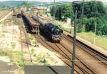 Am 13.08.1993 rollt 41 1231 mit ihrem Personenzug in den Bahnhof Groheringen ein.