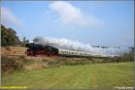 Elstertalexpress 2008: Am 27.09.08 hat sich bei Rebersreuth im Vogtland die Sonne durch den Nebel gekmpft und bestrahlt nun 41 1144 mit ihrem stilechten DR-Fernreisezug.