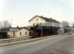 Der Sonderzug des SEM Chemnitz bei der Durchfahrt durch den Bahnhof Schneck, am Ostersonntag 2009.