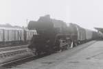 41 1148-0 des Bw Gsten, steht am xx.o7.1985 mit P3225 Magdeburg - Erfurt im Bf Sangerhausen.