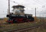 41 1144-9 war am 25.10.2009 mit einem Sonderzug nach Freyburg/Unstrut unterwegs. Diese Aufnahme entstand beim Umsetzen der Lok in Naumburg(Saale)Hbf.vor den Resten des dortigen Stellwerks, welches mittlerweile auch Geschichte ist.