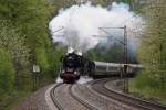 41 1144 erklimmt als Vorspannlok anllich des 2.Dampfloktreffens in Bebra, mit ihrem vollbesetzten Zug am 01.Mai 2010 die Cornberger Rampe.