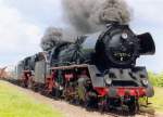 BR 41 1231 und BR 44 1486 vor einem Fotogterzug beim Dampflokfest Stafurt.