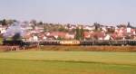 Blick nach Osten am 22.10.95: Der Sonderzug der Bayernbahn ist auf dem nrdlicheren der beiden Hainsfarther Bahnbergnge, der von der „Heimostrae“ gekreuzt wird.