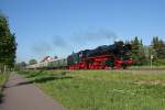 Nach dem Besuch der Altenburger Erlebnisbrauerei ist 41 1144-9 am Abend des 7.05.2011 auf dem Heimweg nach Eisenach. Hier durchfhrt der Sonderzug mit seinen erheiterten Fahrgsten Grostbnitz. 