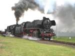 41 1231 und 52 8184 ziehen einen Fotogterzug ber den Ablaufberg in Stafurt, 27.05.06