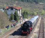 Kurze Verschnaufpause.

Auf dem Weg des Sonderzuges von Meiningen nach Weimar ber Gotha und Erfurt legte 41 1144 eine kurze Verschnaufpause in Walldorf/Werra ein.

09.04.2011