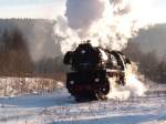 Dieses Bild zeigt eine Lok der BR 41 bei einer Plandampf Aktion im Thringer Wald. Bei diesem Bild handelt es sich die Ausfahrt aus dem Bahnhof Zella- Mehlis in Richtung Erfurt nchster Bahnhof der Strecke ist Oberhof. Nach dem Bahnhof Oberhof beginnt der Brandleitetunnel. Dieser Kreuzt ca in der Mitte denn Rennsteigtunnel der A71 (Thringer Wald Autobahn) welcher zu diesem Zeitpunkt noch im Bau war. 