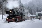 41 1144-9 steht am 31.01.2010 als Rodelblitz im Oberhofer Bahnhof und nimmt Wasser auf fr die Weiterfahrt durch den verschneiten Thringer Wald mit dem Ziel Eisenach.