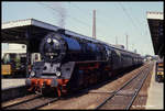 Abfahrbereit steht 411231 am 26.8.1990 um 14.06 Uhr vor dem planmäßigen Personenzug nach Güsten im HBF Magdeburg.
