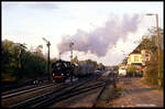 411181 fährt am 19.10.1991 um 16.21 Uhr mit einem  Sputnik  im Bahnhof Güsen nach Magdeburg ab.