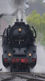 Die Dampflokomotive 41 1150-6  spuckt  Dampf und Wasser. (Eisenbahnmuseum Bochum, Mai 2017)