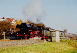 16. Februar 2002, bei Theisau zwischen Kulmbach und Burgkunstadt befördert die ehemalige DR-Lok 41 1185-2 einen Sonderzug von Neuenmarkt in Richtung Lichtenfels.