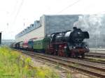 Dieser 13 Fahrzeuge umfassende Zug wurde in Glauchau so zusammengestellt. Als Zuglok fungierte die Eisenacher 41 1144-9.
Aufgenommen im Chemnitzer Hauptbahnhof am 20.08.2008