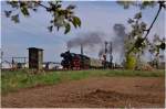 Der Zug des Bayerischen Eisenbahnmuseums Nördlingen wurde dann nochmal am nördlichen Einfahrtssignal des Bahnhofs Hirschaid abgepasst.
Der Zug bestand aus den Lokomotiven 41 1150-6, 50 0072-4, 01 180 (kalt) und ein paar Wagen.
Fotografiert am 7. April 2014