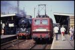 Echtes Reichsbahn Flair im HBF Magdeburg. Während 211092 am 26.8.1990 mit einem Personenzug angekommen ist, steht 411231 abfahrbereit vor dem Personenzug nach Güsten.