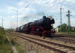 41 096 mit einem Sonderzug bei der Ausfahrt des Plattlinger Bahnhofs in Richtung Passau.