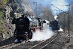 BR 44 1486-8 auf Parallelfahrt mit BR 50 3648-8 am 08.04.2018 auf der Tharandter-Rampe zwischen Tharandt und Klingenberg anlässlich des 10.