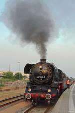 44 1486-8 (Schneider 4728, Bj. 1943) der Eisenbahnfreunde Staßfurt wartet am späten Abend des 03.06.2018 nach der Ankunft aus Zielitz im Bahnhof Aschersleben auf den Befehl zum Umsetzen.