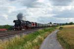 Am Sonntag 7 Juni 2019 fahrt NostalgieZugReisen Sonderzug mit die 44 1486 von Altenbeken zuruck nach Goslar unterwegs und passiert Riesel.