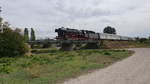 Bei einer Sonderfahrt zum Winzerfest nach Freyburg/Unstrut passiert 44 1486 am 07.09.2019 die Brücke bei Roßbach (Naumburg).