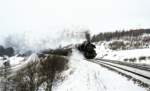 044 276   mit Güterzug   Strecke im Schnee