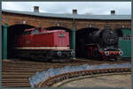 298 135-5 (Lok OST) und 44 1486-8 stehen am 02.04.2023 vor den Toren des Bw Staßfurt.