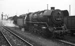 44 0280-6 (Borsig 15266/1942) und 44 0393-7 (Schichau 3585/1943) im Oktober 1980 am Wasserkran im Bahnhof Saalfeld.