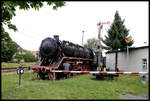 Am Bahnübergang Lichtenseer Straße in Wülknitz steht diese Altbaukessel Lok 44351 als Denkmal.