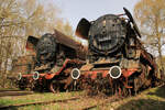 44 177 und 44 1070 standen am 7. April 2024 auf dem Freigelände der privaten Loksammlung des Dampflokmuseums Hermeskeil