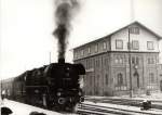 BR 44 vor Sonderzug in Meiningen, Winterfahrt um 1987