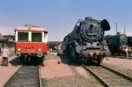 BR 44 neben Dieseltriebwagen in Magdeburg, Fahrzeugausstellung der DR, um 1987