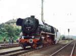 Die 44 1093 am 13.09.1998 beim Bahnhofsfest in Passau Hbf.