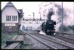 Es war einer der letzten Dampfgefhrten Reisezge der hier unter der markannten Signalbrcke den Bahnhof Bad Harzburg verlt.