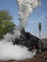 44 2546-8 machte Volldampf am 24.4.10 im Bahnhof Linz am Rhein.