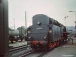 Lok 440231 setzt an Personenzug nach Arnstadt an am 15.9.1978