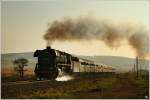 Plandampf im Werratal - Im Gegenlicht fhrt die Dampflok 44 2546 mit dem Sonderreisezug 206 von Meiningen nach Eisenach.