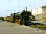 44 0105-5 durchfhrt den Magdeburger Hbf im Juli 1975, im Hintergrund eine 204