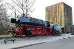 Die Br. 44 mit Ölfeuerung am Bahnhofsvorplatz in Emden am 9.2.2013 
