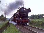 44 0093 durcheilt den Bahnhof Mengersgereuth-Hmmern mit einem Sonderzug im August 1993