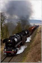 Am Scheitelpunkt nahe Oberrohn, ziehen die beiden Jumbos, 44 2546 & 44 1486 einen schweren Gterzug von Immelborn nach Eisenach.