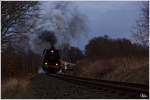 In der Abenddmmerung, fhrt 44 1486 mit dem DPE 311 von Meiningen nach Eisenach.