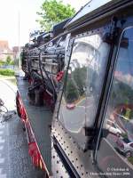 Heizerseite der BR 043 903-4 auf dem Bahnhofsvorplatz von Emden  2006.